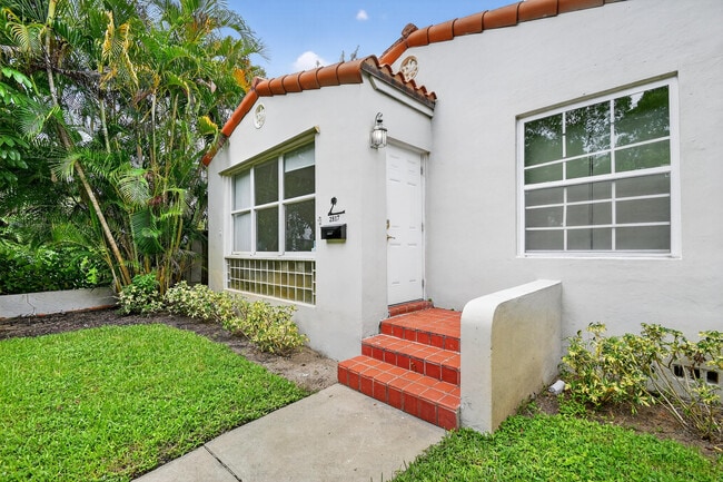 Building Photo - 2817 Poinsettia Ave Rental