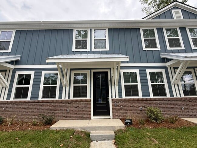 Building Photo - 3 Bedroom 2.5 Bathroom Townhouse in Summerville