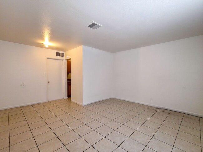 Photo - 579 W 3rd St Unidad 579 W 3rd St