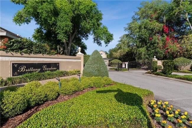 Photo - 2652 Queen Mary Pl