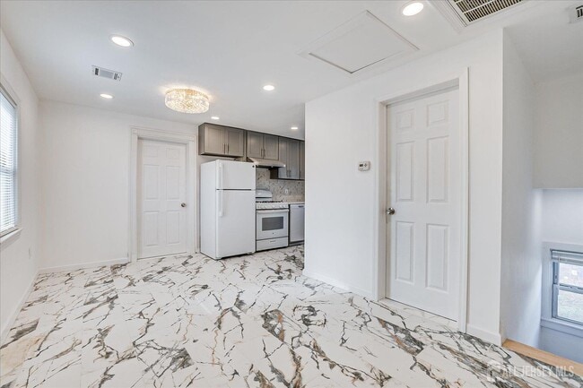 Photo - 385 Pierson Ave Unidad 2