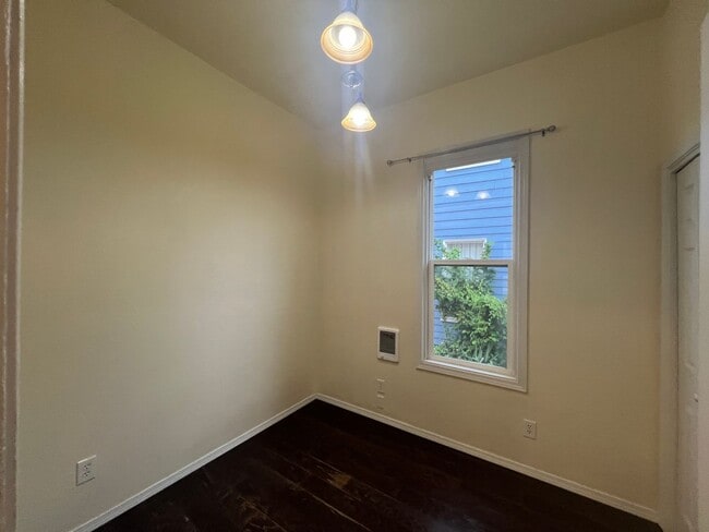 Photo - 4 bedroom 1 bath house - Lakeway neighborhood