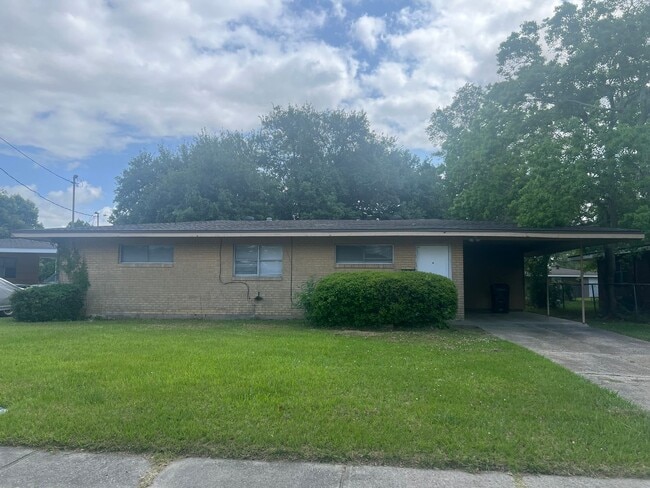 Building Photo - 3 Bedroom 1 bath Home for Lease