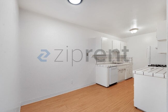 Photo - 4561 Ashcroft Ave