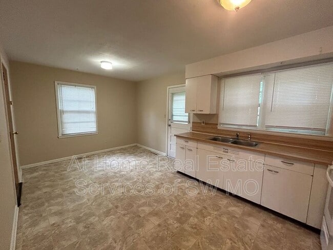 Photo - 306 W Lindberg St