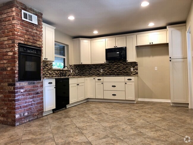 Building Photo - 3 Bedroom / 2 Bath / 2 Car Garage and Carp... Rental