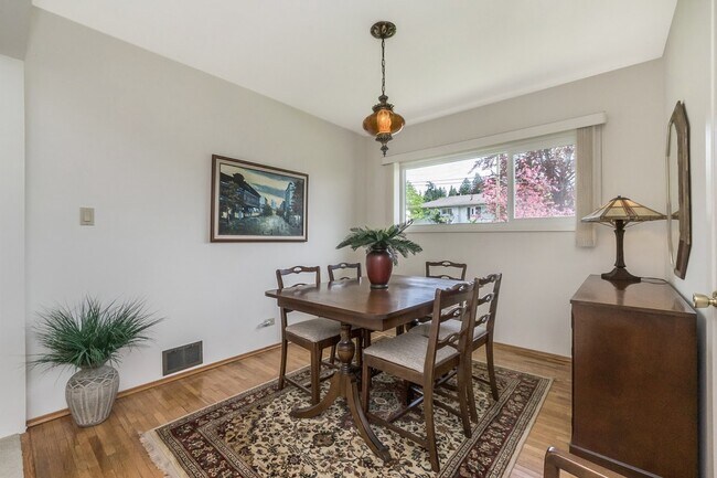 Photo - 8115 Strathearn Av