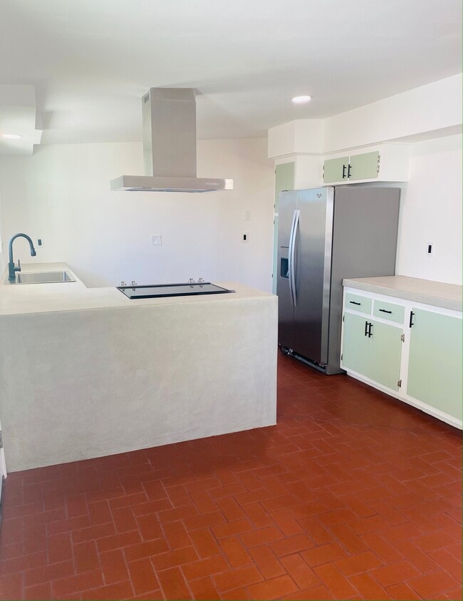 Converse with Guests wile cooking, open concpet dining area and kitchen - 6393 Desert Queen Ave