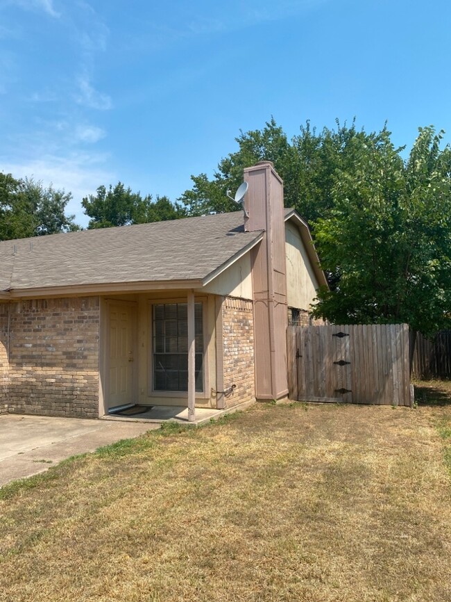 KENNEDALE DUPLEX 3/2/1 HOME NEAR SCHOOL CO... - KENNEDALE DUPLEX 3/2/1 HOME NEAR SCHOOL CO...