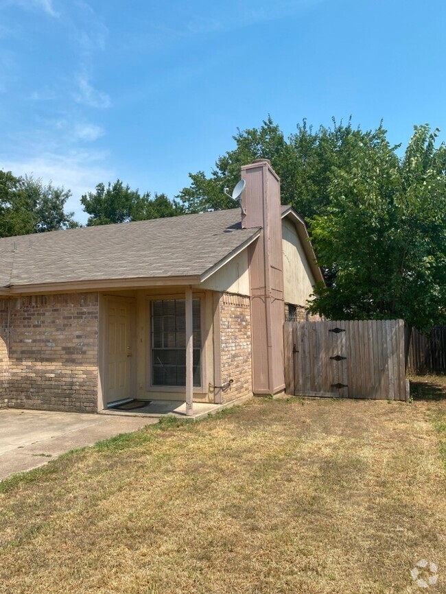 Building Photo - KENNEDALE DUPLEX 3/2/1 HOME NEAR SCHOOL CO...