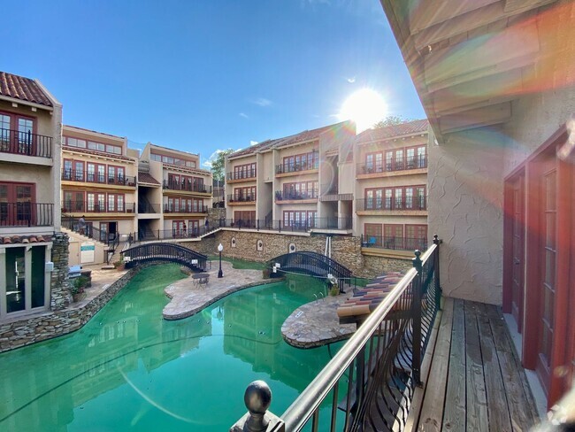 Building Photo - Amazing 2 Bed Unit w/ Outdoor Pool! Rental