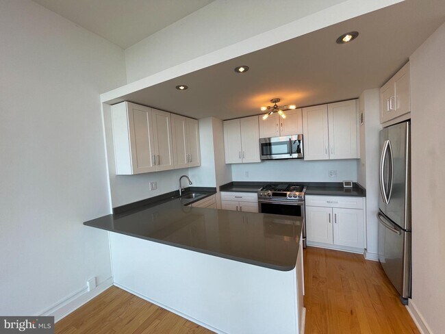 Photo - 285 St James Pl Unit PH3