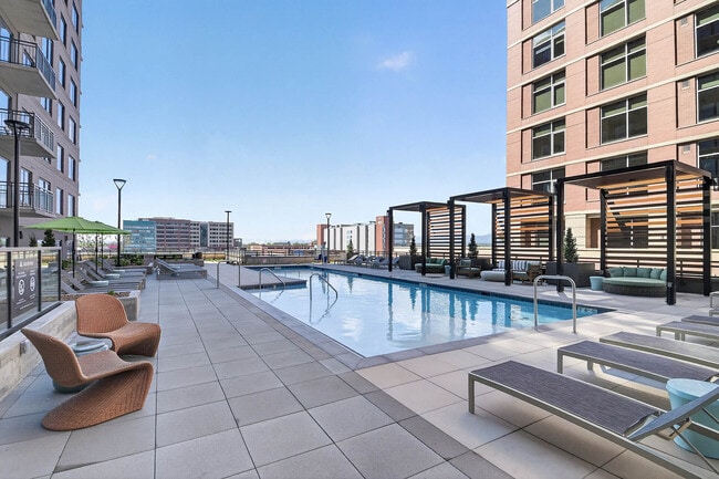 Poolside cabanas - AMLI Golden Triangle