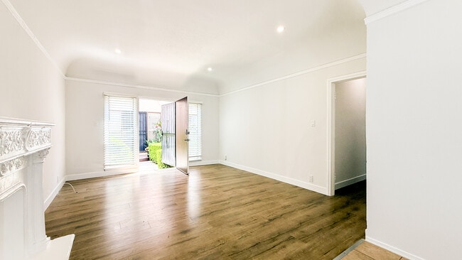 Building Photo - 209 N Berendo St Unit 3/4