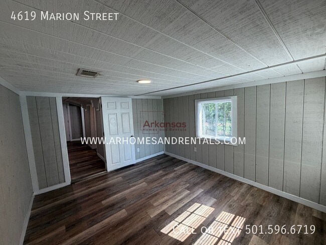 Photo - 4619 Marion St