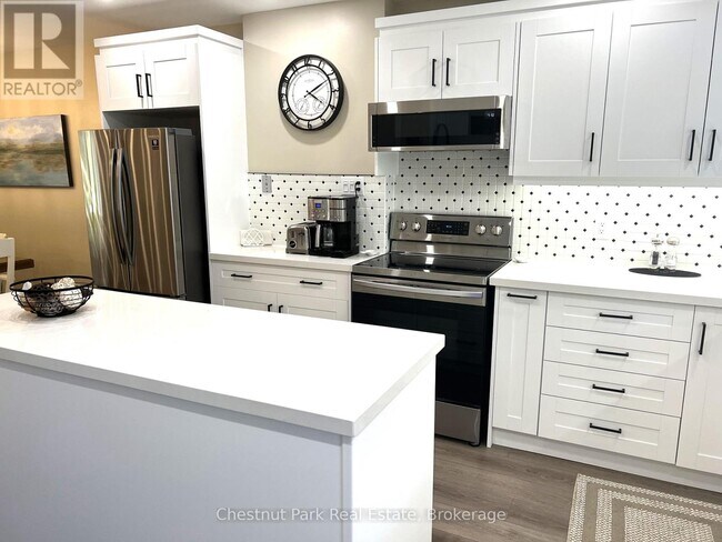 Photo - 550 Oxbow Crescent