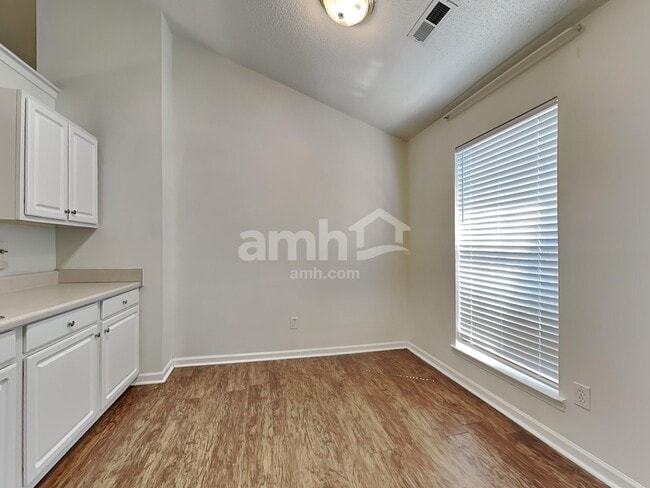 Photo - 204 Appleton Ln