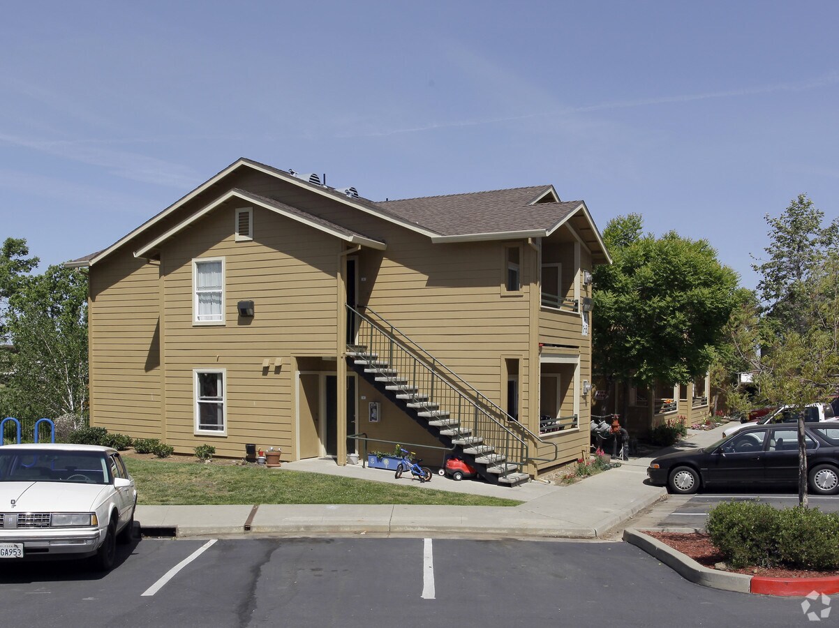Photo - Auburn Court Apartments