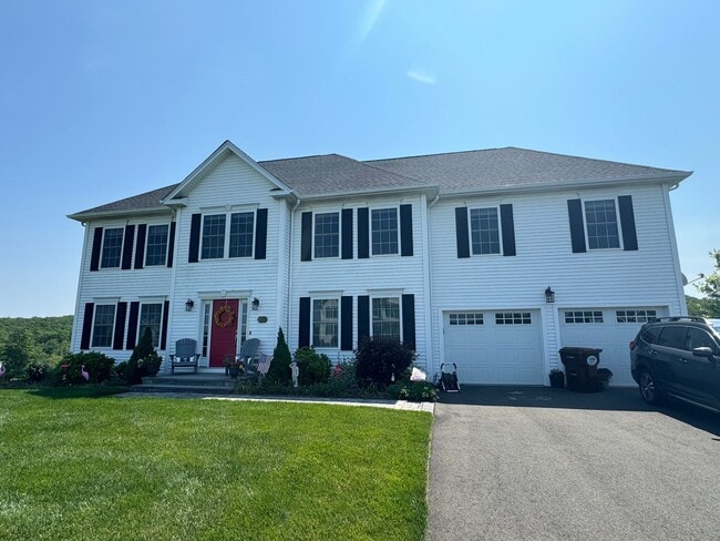Beautiful 4 Bedroom Colonial - Beautiful 4 Bedroom Colonial House