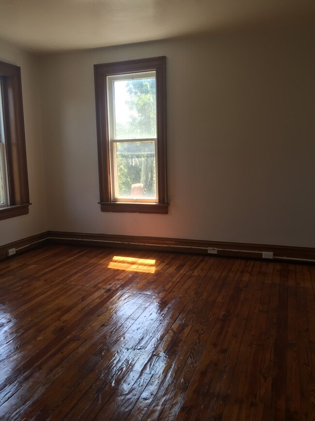 Top Floor 1 Bedroom with Parking Downtown ... - Top Floor 1 Bedroom with Parking Downtown ... House