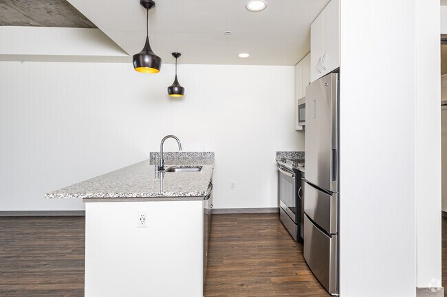 1BR, 1BA - 738SF