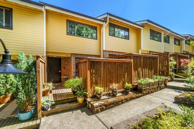 Building Photo - 2+ Bed 2.5 Bath East Madison Townhouse