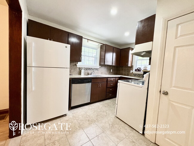 Building Photo - Charming 3-Bedroom Detached Home with Garage & Backyard – Niagara Falls