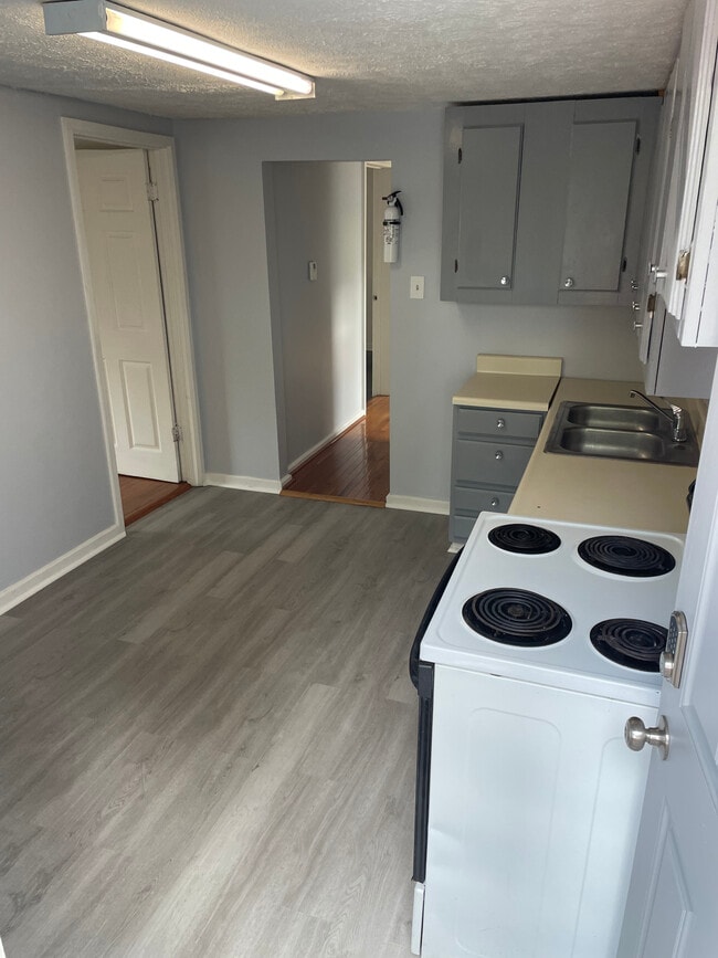 Photo - 127 Montmullin St
