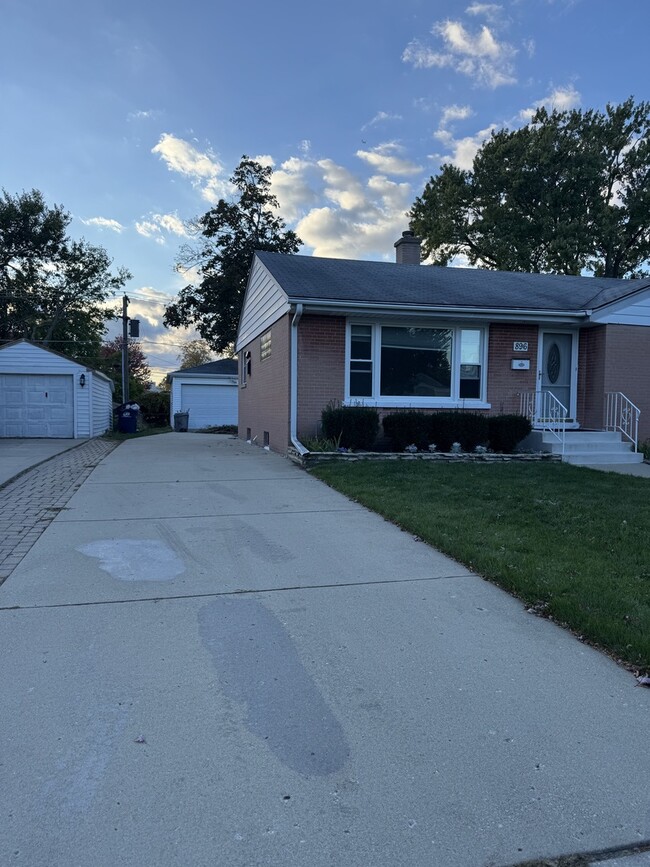 Photo - 896 Webster Ln