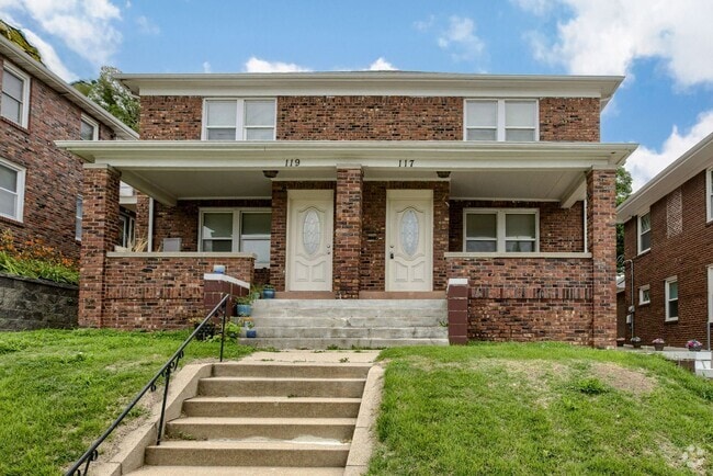Building Photo - Spacious 3 Bedroom Duplex in the Heart of ... Rental