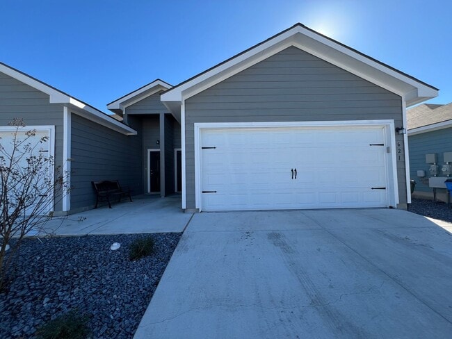 Building Photo - Luxury 3/2 Duplex in Seguin, Texas