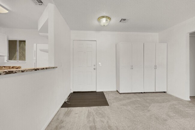 Photo - CUTE REMODELED TWO BEDROOM UNIT IN CENTRAL LOCATION Unidad D