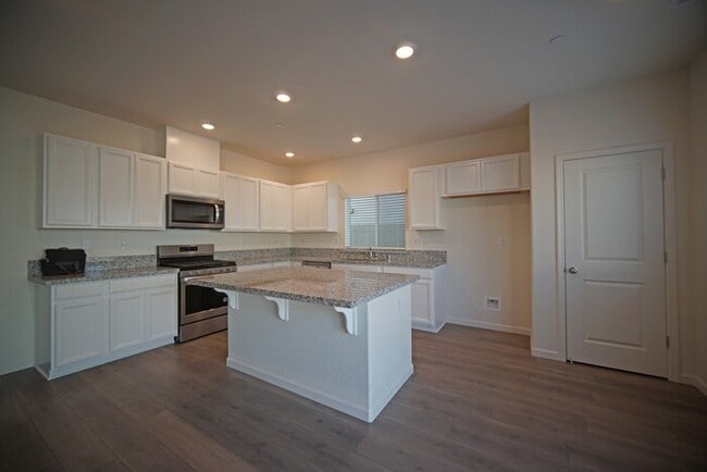 Photo - Beautiful 4 Bedroom PLUS office / den in Natomas!