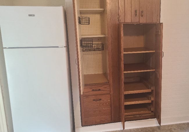 Photo - 210 E Pine St Unidad Lower Back