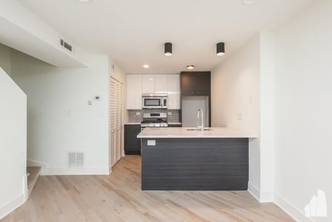 Photo - 1 bedroom in Chicago IL 60613 Unit 954-B101