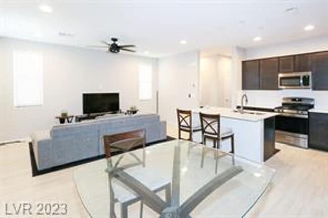 Photo - 3 Bedroom townhome near Henderson Hospital.  Galleria Mall, Sunset Station and many restaurants w...