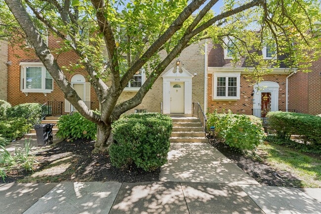 Lovely & spacious brick colonial townhome ... - Lovely & spacious brick colonial townhome ...