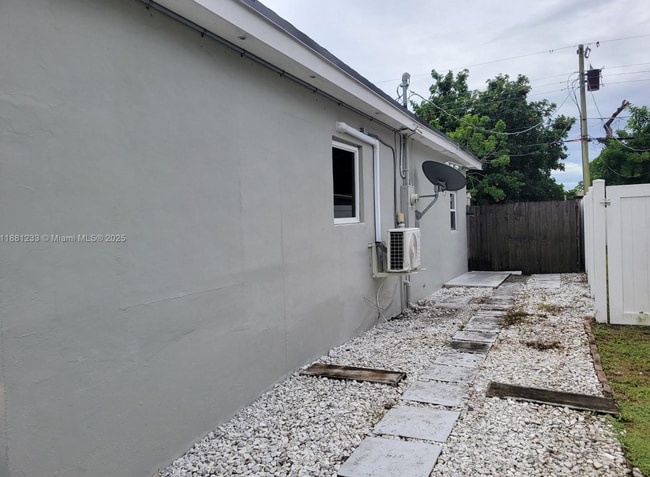 Building Photo - 6930 SW 12th St Rental