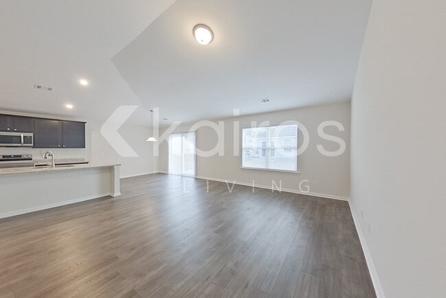 Photo - 107 Lord Effingham Wy