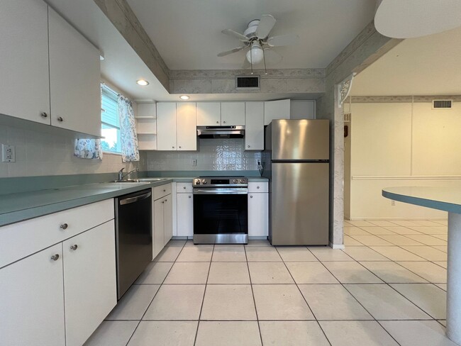 Photo - ** Annual ** 2 Bed / 2 Bath ** Single Fami...