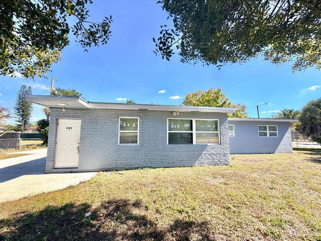 Photo - 205 NW 33rd Ave