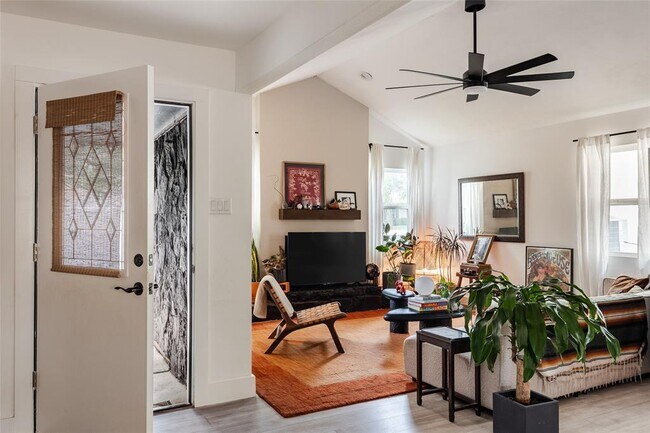 Photo - 904 Acorn Oaks Dr
