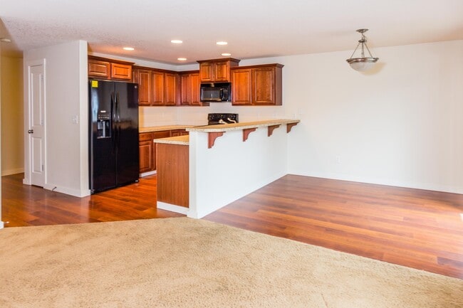 Building Photo - 3 bedroom 2.5 Bath with Fenced Back Yard - Pet Friendly