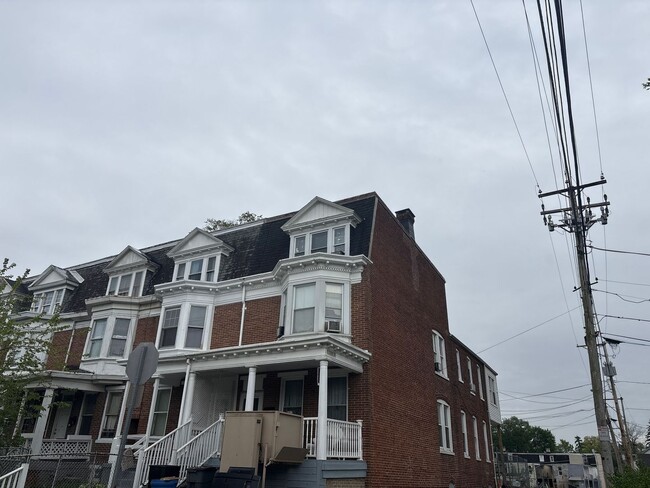 Building Photo - 1st Floor Efficiency Yotk City