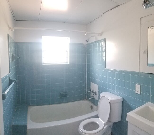 Building Photo - Upstairs Studio Apartment Unit C