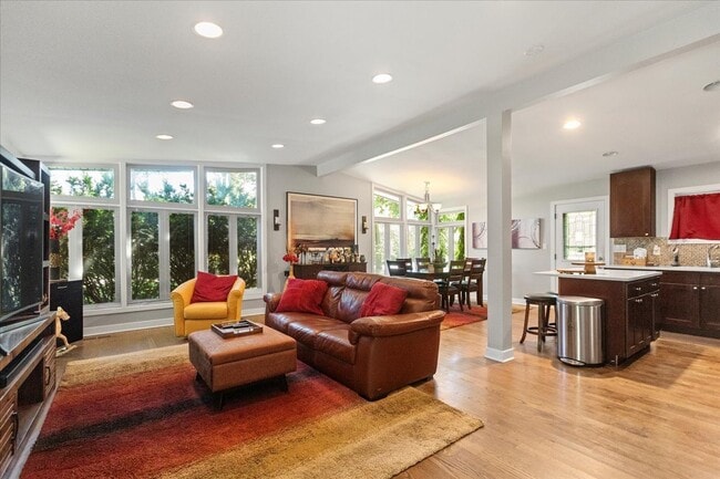 Photo - 747 Leclaire Ave
