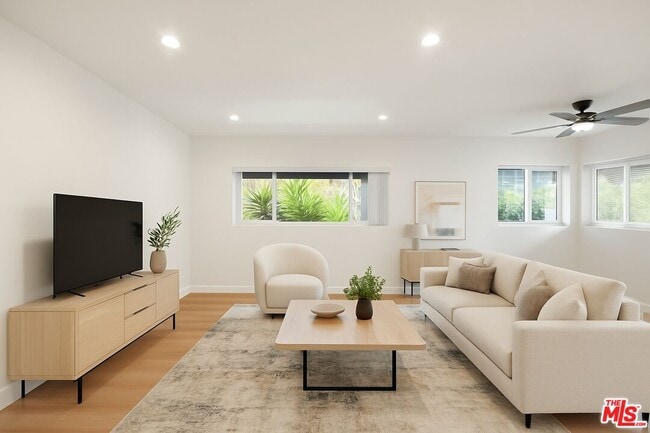 Photo - 8440 Willoughby Ave Unidad 3