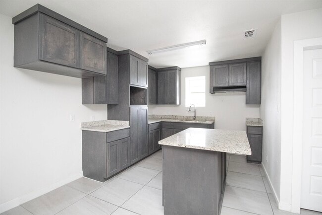 Photo - 520 E Travis St Unidad 6