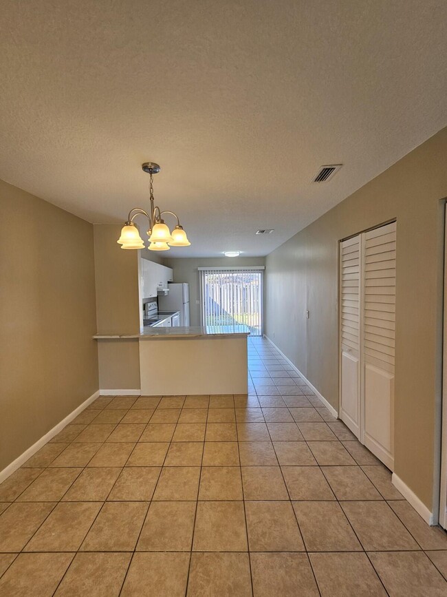 Building Photo - 4768 Orleans Ct Unit B