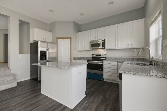 Center Island - 5030 Fountain Ln N Townhome